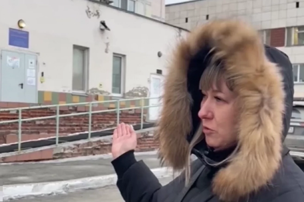 Анастасия около больницы, куда привезла сына на такси. Мальчик умер.