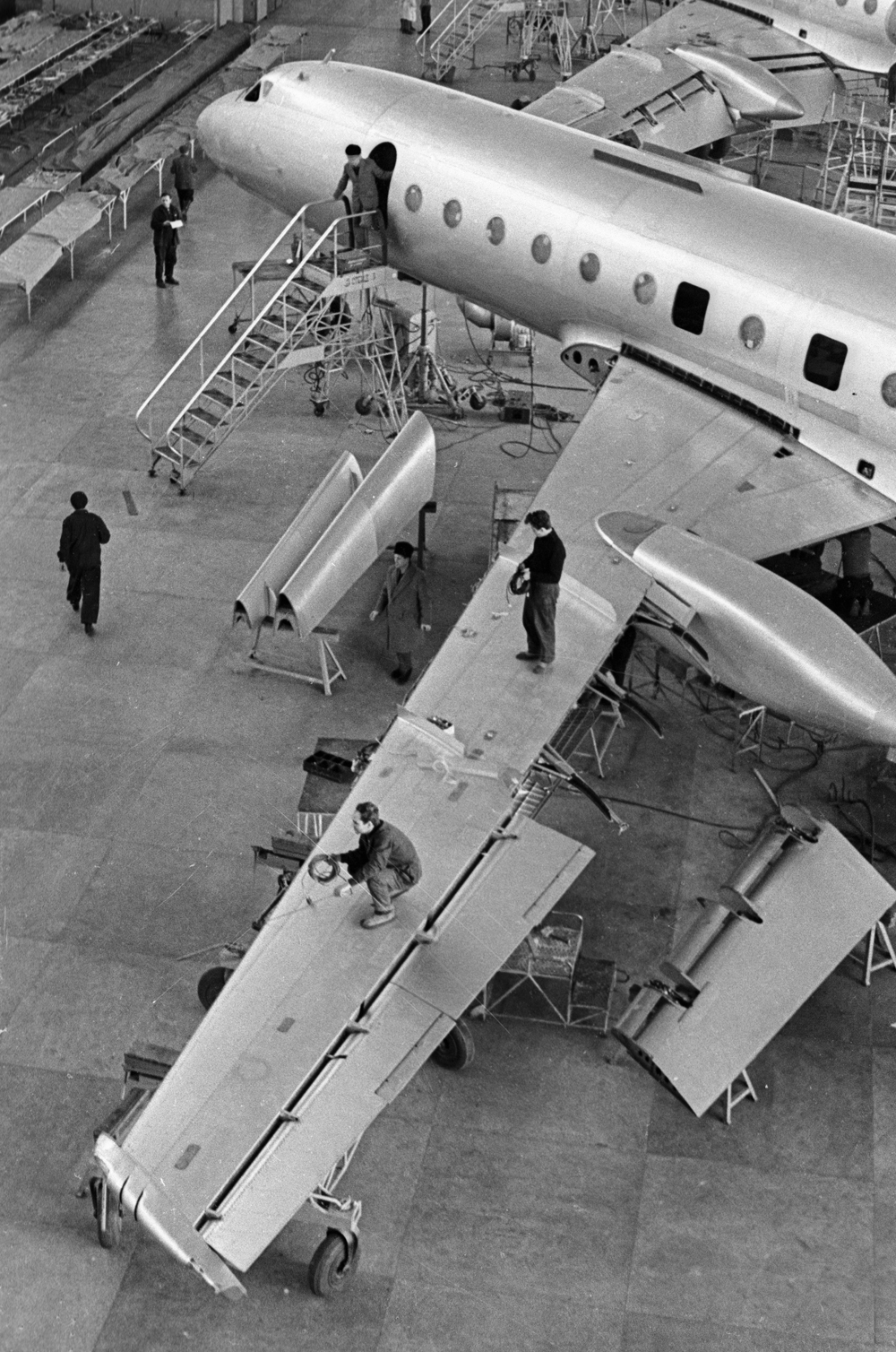 Сборка самолета Ту-134 на авиазаводе. 1967 г.