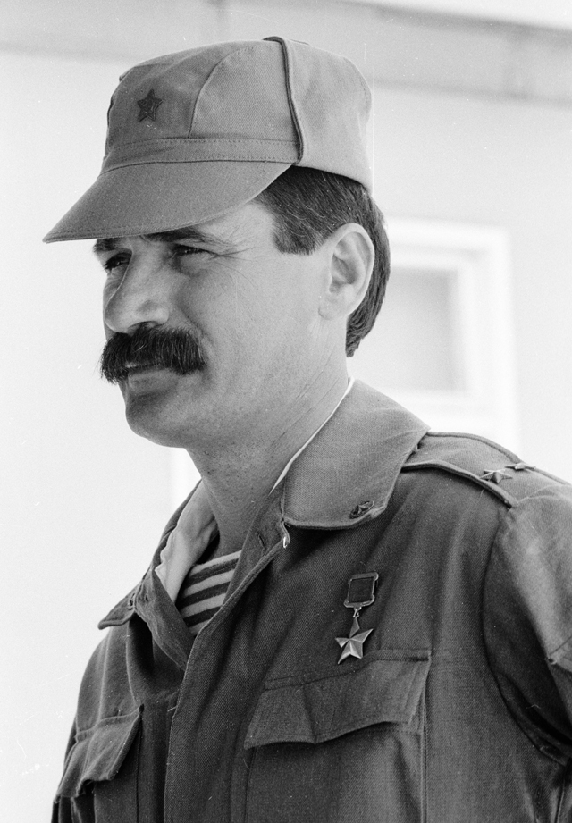 Герой Советского Союза подполковник Руслан Аушев.