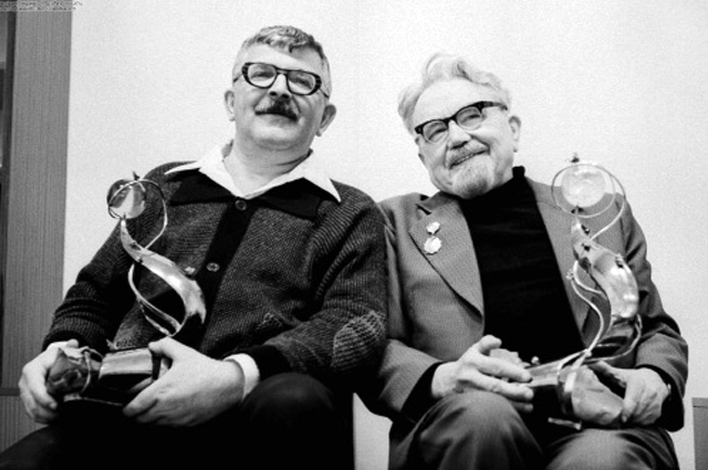 Первые лауреаты премии «Аэлита»: писатели Аркадий Стругацкий (слева) и Александр Казанцев. 1981 год.