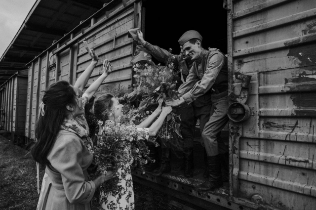 Иллюстрацией к письмам стали живые фотографии, реконструкции реальных фото времен Второй мировой войны. 