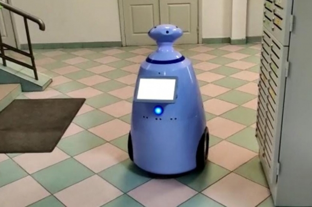 Робот-библиотекарь уже освоился в здании библиотеки.