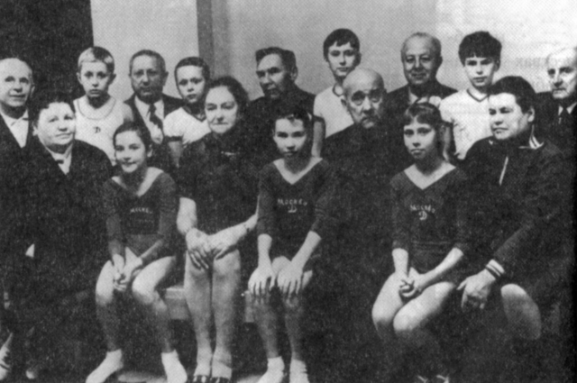 Первые руководители московского коллектива юного динамовца. Борис Астафьев — в верхнем ряду справа. 1934 г.