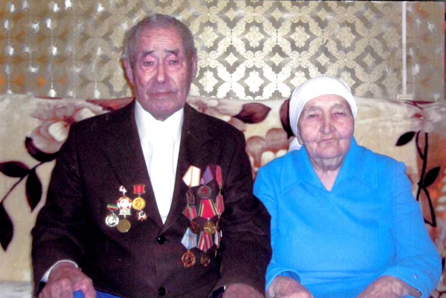 Ветеран войны Фарзутдин Гимадиев и его супруга Хумайра. Вернувшись с фронта, учитель вновь стал преподавать в школе. 