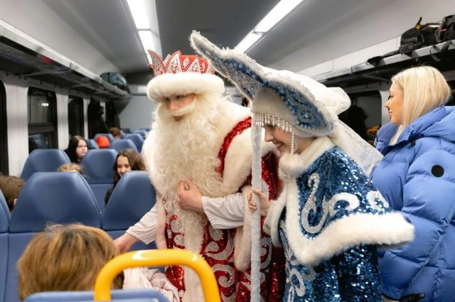 На вокзалах и в поездах СвЖД замечены Дед Мороз и Снегурочка