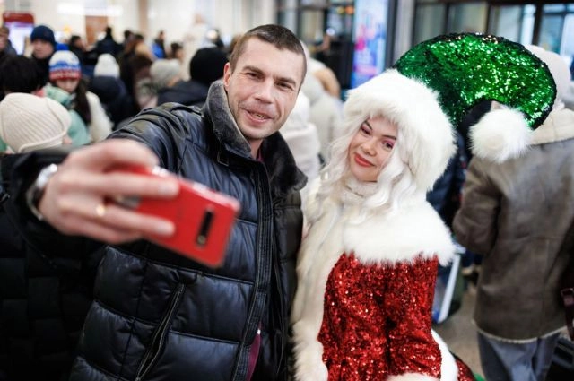 На вокзалах и в поездах СвЖД замечены Дед Мороз и Снегурочка