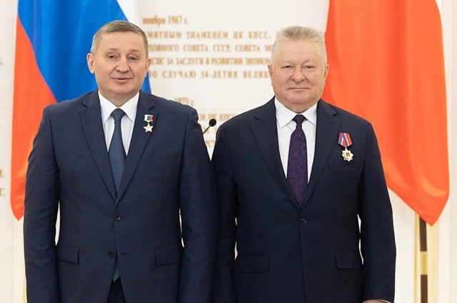 Губернатор региона А. И. Бочаров вручил орден «За заслуги перед Волгоградской областью» генеральному директору АО «Себряковцемент» С. П. Рогачёву.