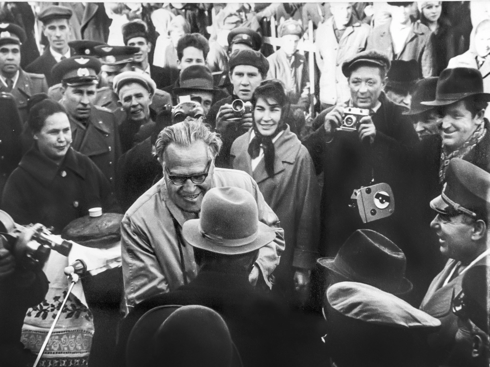 Автор песни Михаил Матусовский на Безымянной высоте. 1967 г.
