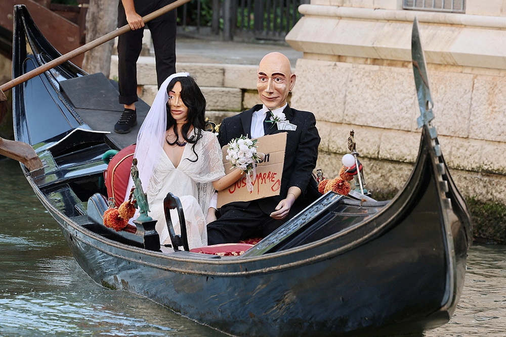 Протест против свадьбы Безоса и Санчес.