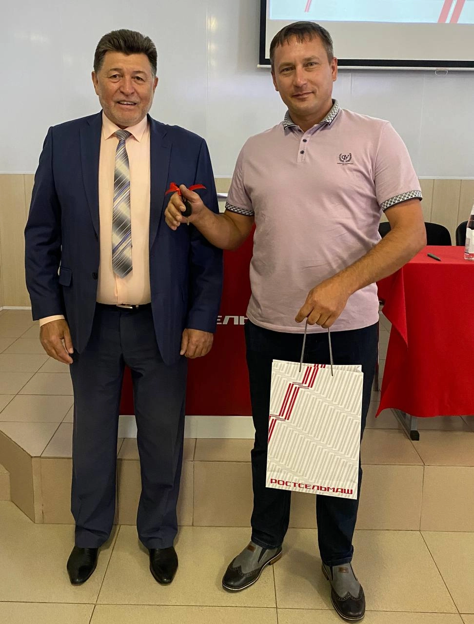Сергей Горбатов вручил ключи от нового комбайна Сергею Бондаренко из Шебекинского округа.