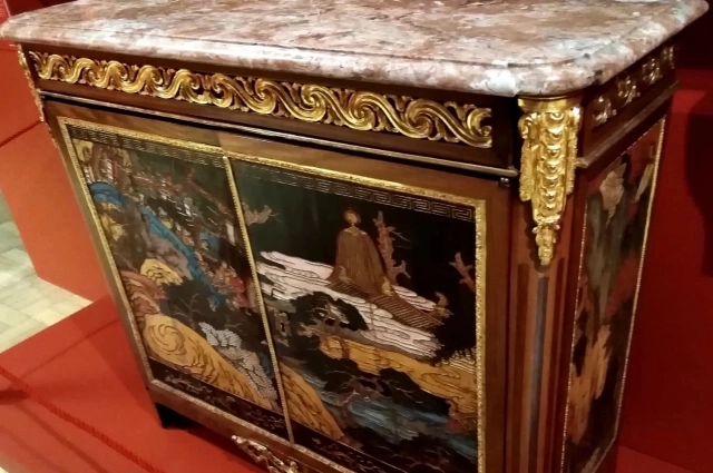 Шкаф в стиле шинуазри.