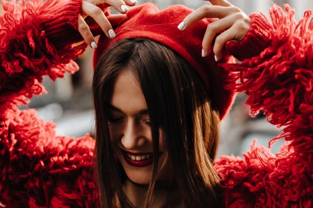 Красный цвет в одежде привлечёт удачу в любовных делах.