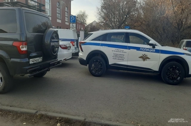 Рядом с ДК - наряды полиции.