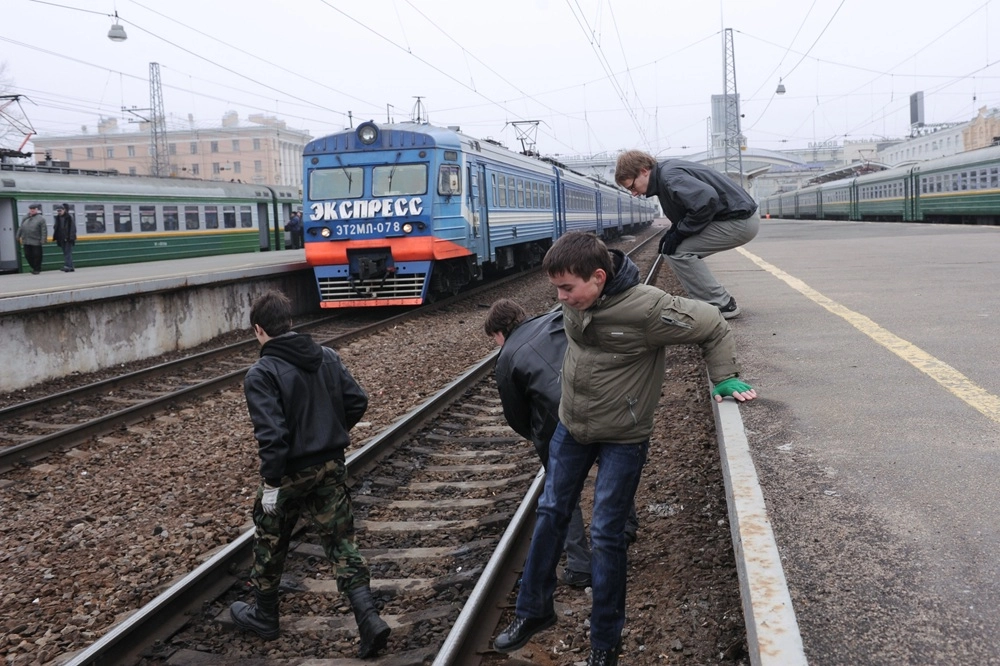 Молодые люди, называющие себя 