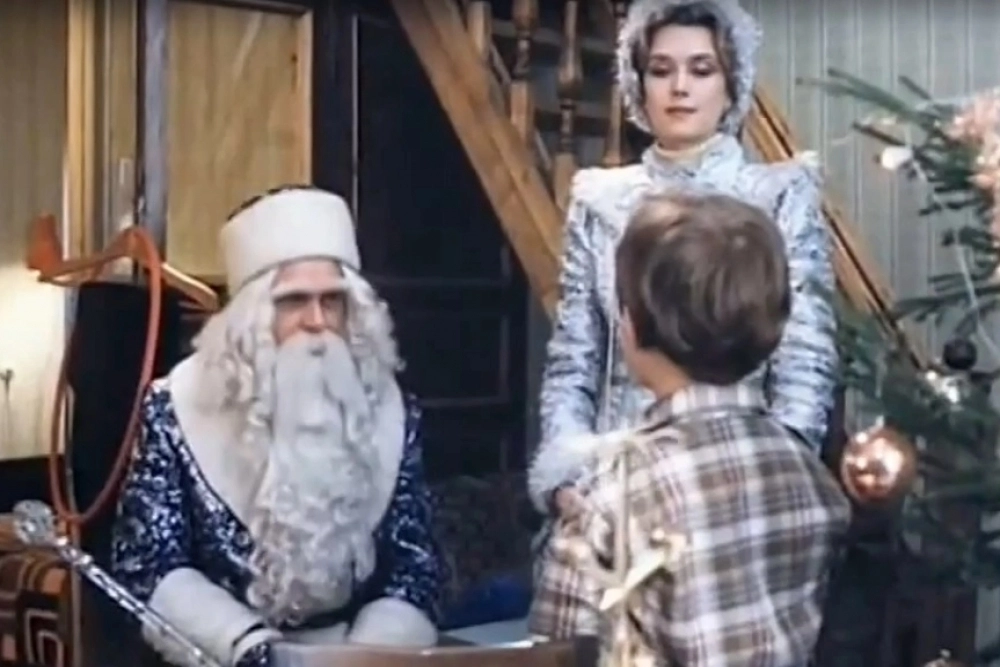 По сюжету Дед Мороз и Снегурочка заходят и к сыну самого героя, с которым ему не разрешает видеться бывшая жена.