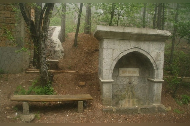 Фонтан Уч-Йол, переименованный в украинские времена в «Щире кохання».