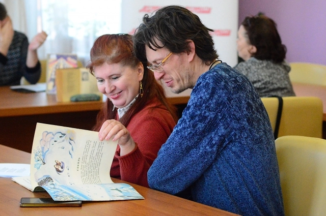 Слушатели лекции внимательно изучали книги Марка Сергеева.