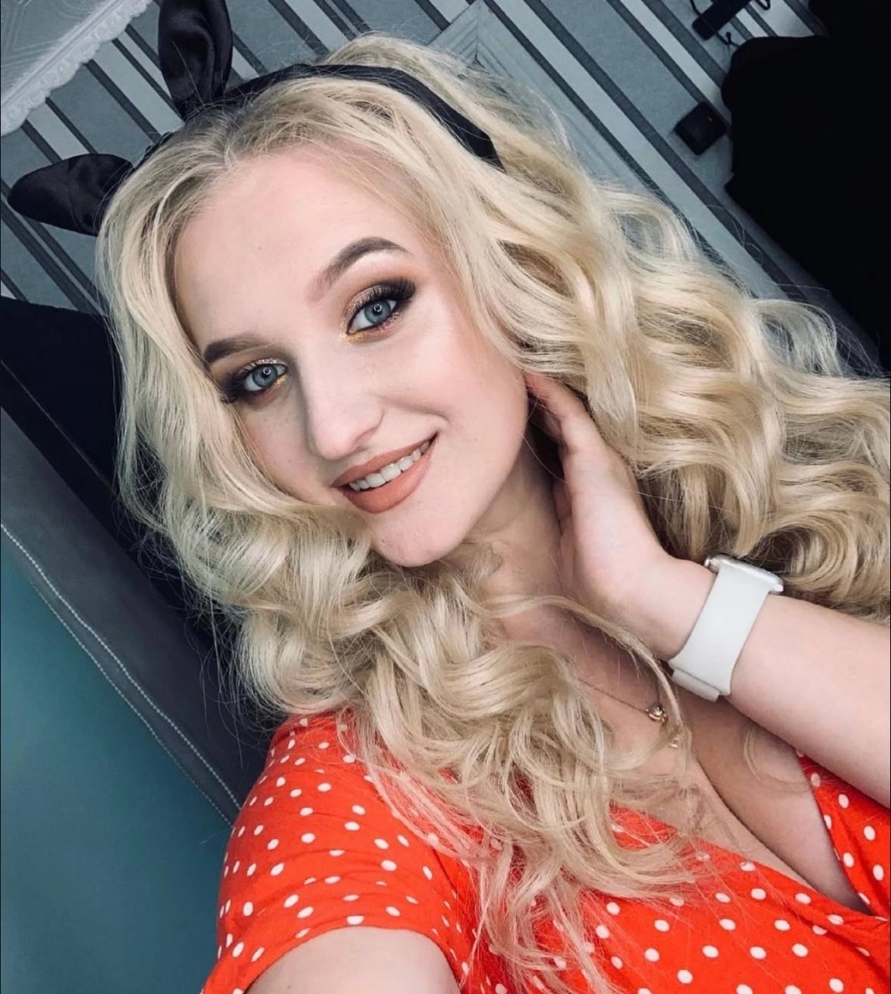 Почти на всех фотографиях в соцсетях Аня улыбается.