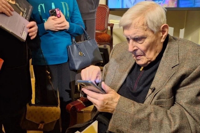 Олег Басилашвили очень беспокоился о здоровье жены и звонил ей даже во время встреч со зрителями.