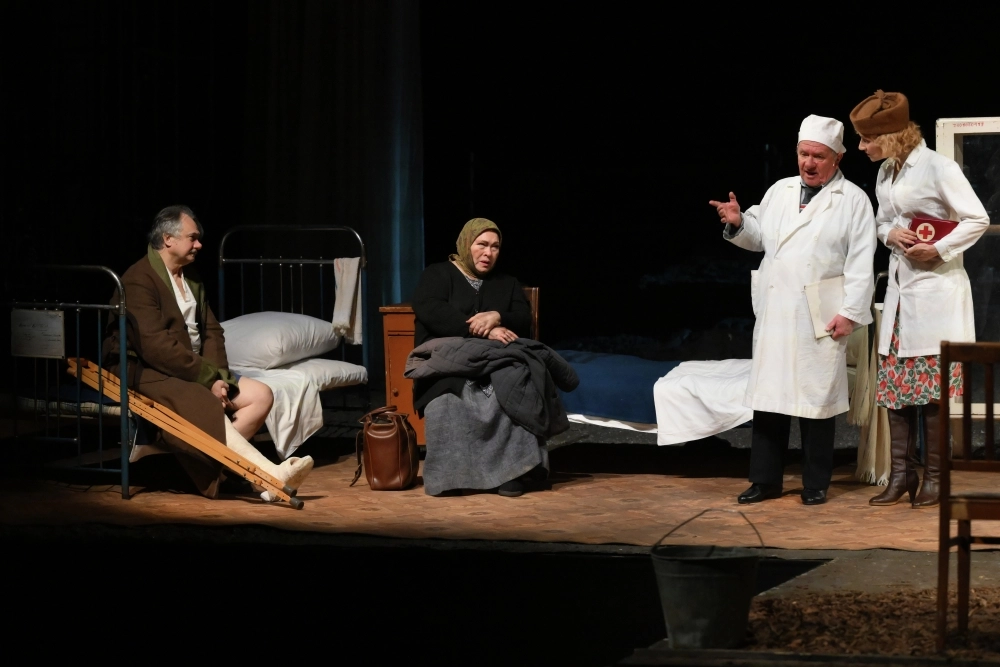 Нина Усатова в роли Авдотьи Громовой (вторая слева) на репетиции спектакля «Материнское сердце» Большого драматического театра имени Г. А. Товстоногова в постановке Андрея Могучего на сцене МХТ имени А. П. Чехова в Москве в рамках Открытого фестиваля искусств «Черешневый лес».