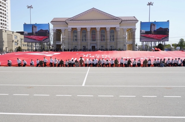 Копию Знамени Победы разворачивают на площади Ставрополя.