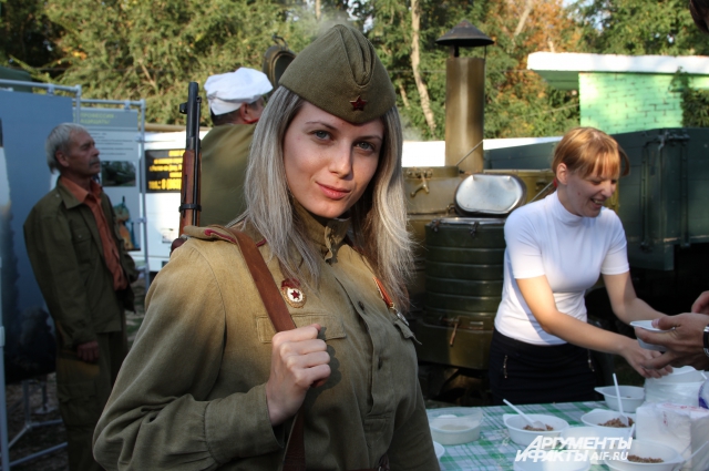 Девушка в форме солдата ВОВ на патриотической акции.