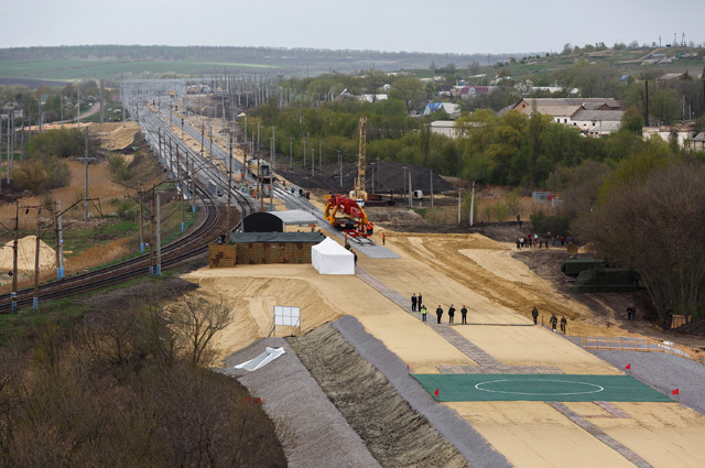 Строительство двухпутной электрифицированной железной дороги в обход Украины на участке Журавка-Миллерово в Воронежской области.