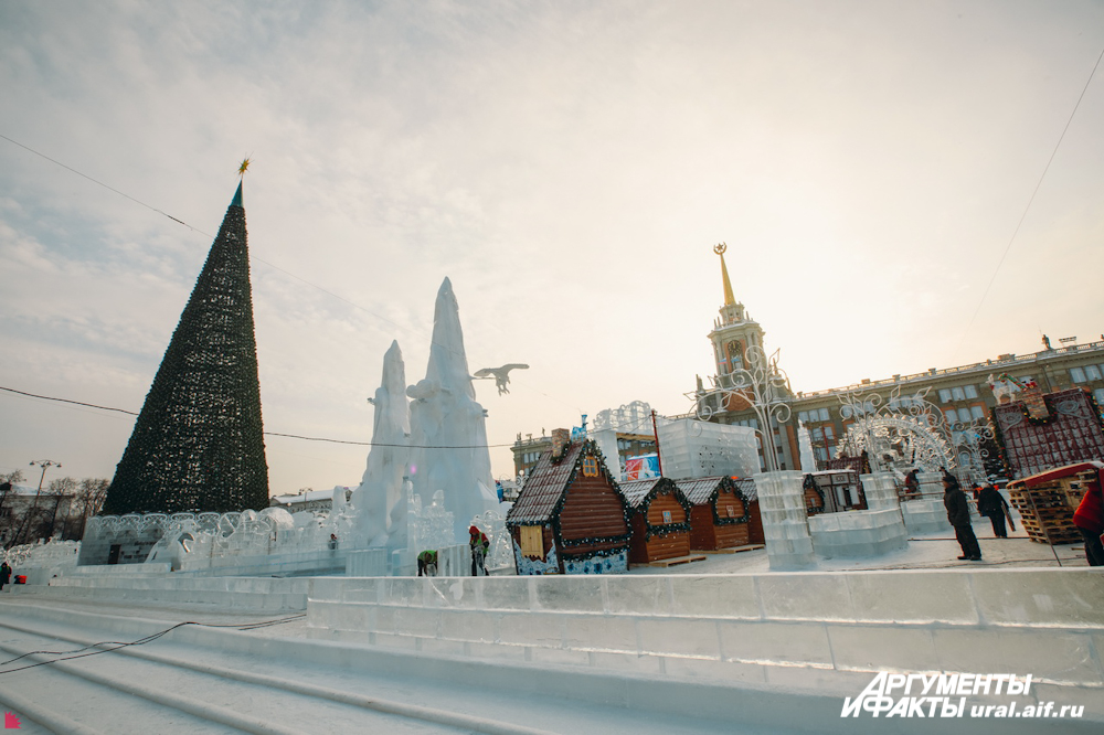 Ледовые городки в Екатеринбурге строятся уже более полувека, постоянно меняя свою тематику.