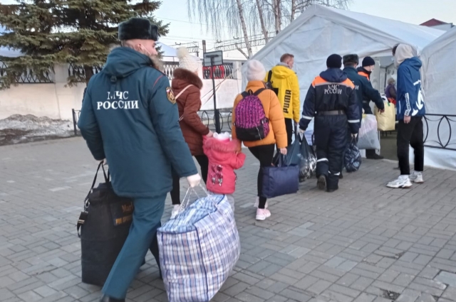 Первая большая группа из 450 человек прибыла в Ижевск на поезде на прошлой неделе. Среди эвакуированных 196 женщин (три из них – беременные), 156 мужчин и 80 детей.