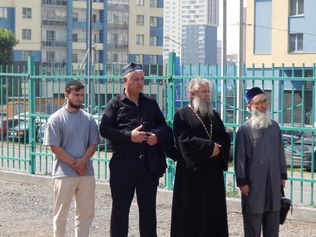 На церемонии присутствовали представители православного и мусульманского духовенства.