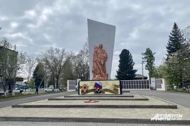 Памятник Масалову на родине в поселке Тяжин.