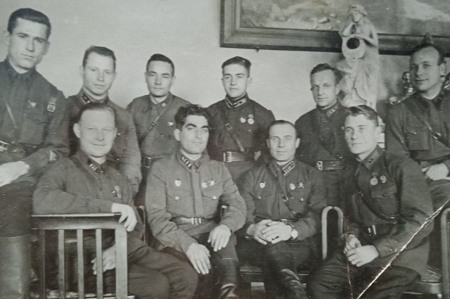 Командование 4-й танковой бригады. Николай Бубнов второй справа в нижнем ряду.