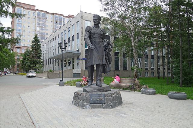  Памятник Г.И. Невельскому в Южно-Сахалинске.