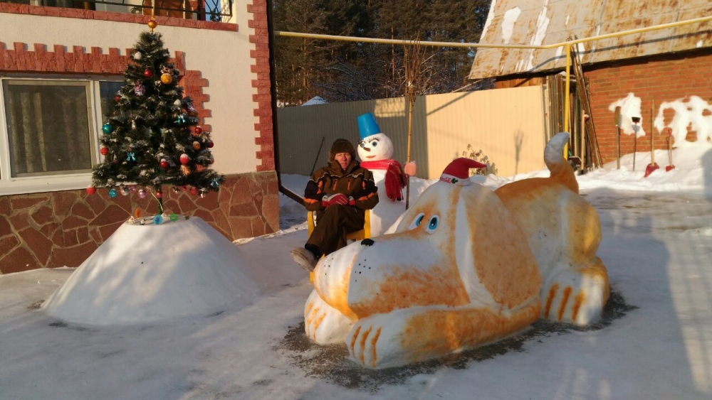 Муж Марины - Михаил, тоже активно участвует в создании снежных фигур. Такую собаку они сделали в канун 2018 года.