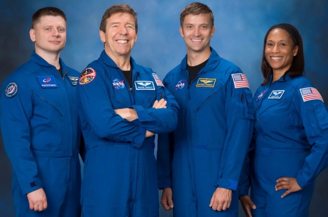 Вместе с Александром на корабле полетят американские астронавты Crew-8: командир экипажа Мэттью Доминик, пилот Майкл Барратт, а также специалист миссии Джаннет Эппс.