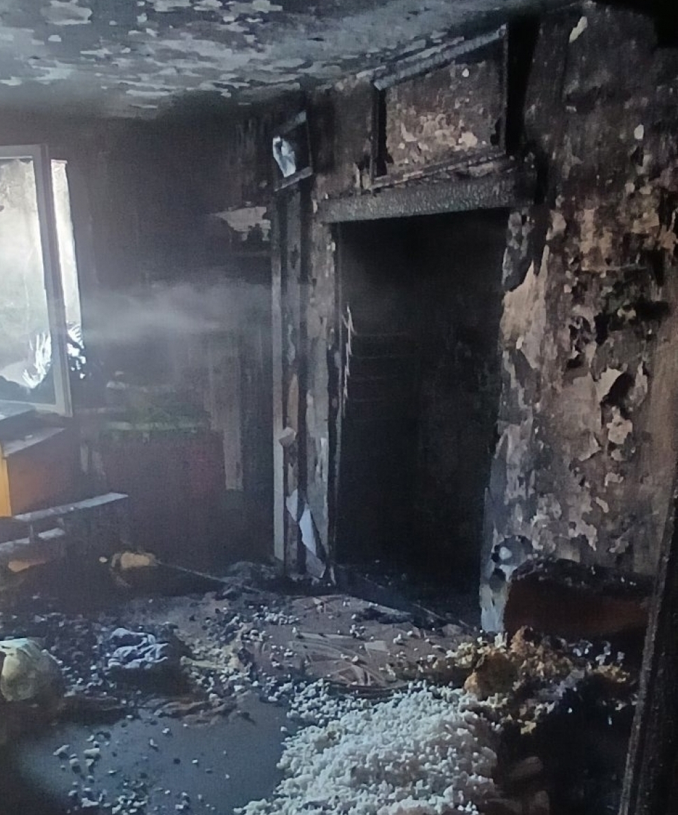 Квартира многодетной семьи была полностью уничтожена огнём Квартира многодетной семьи была полностью уничтожена огнём