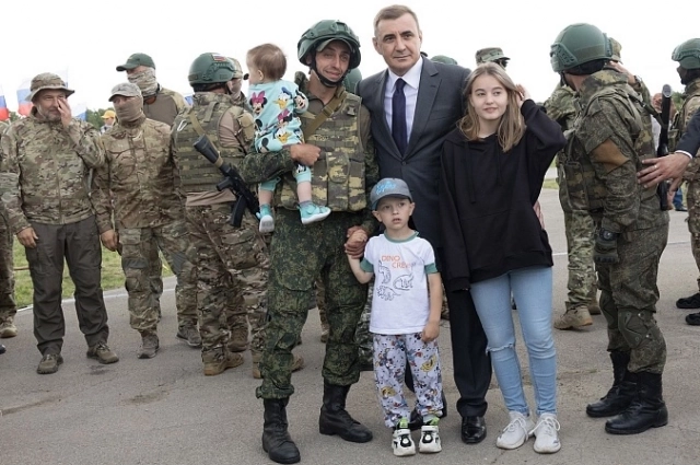 Константин Трошкин с детьми, Алексеем Дюминым на проводах в действующую армию.