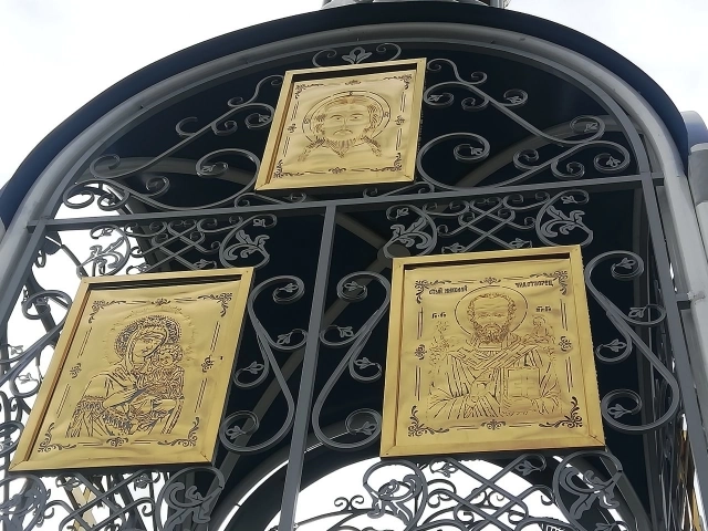 Образы Спасителя, Богородицы и Николая Чудотворца - двухсторонние.
