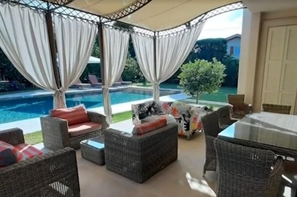 Интерьер виллы Владимира Зелинского в Тоскане.