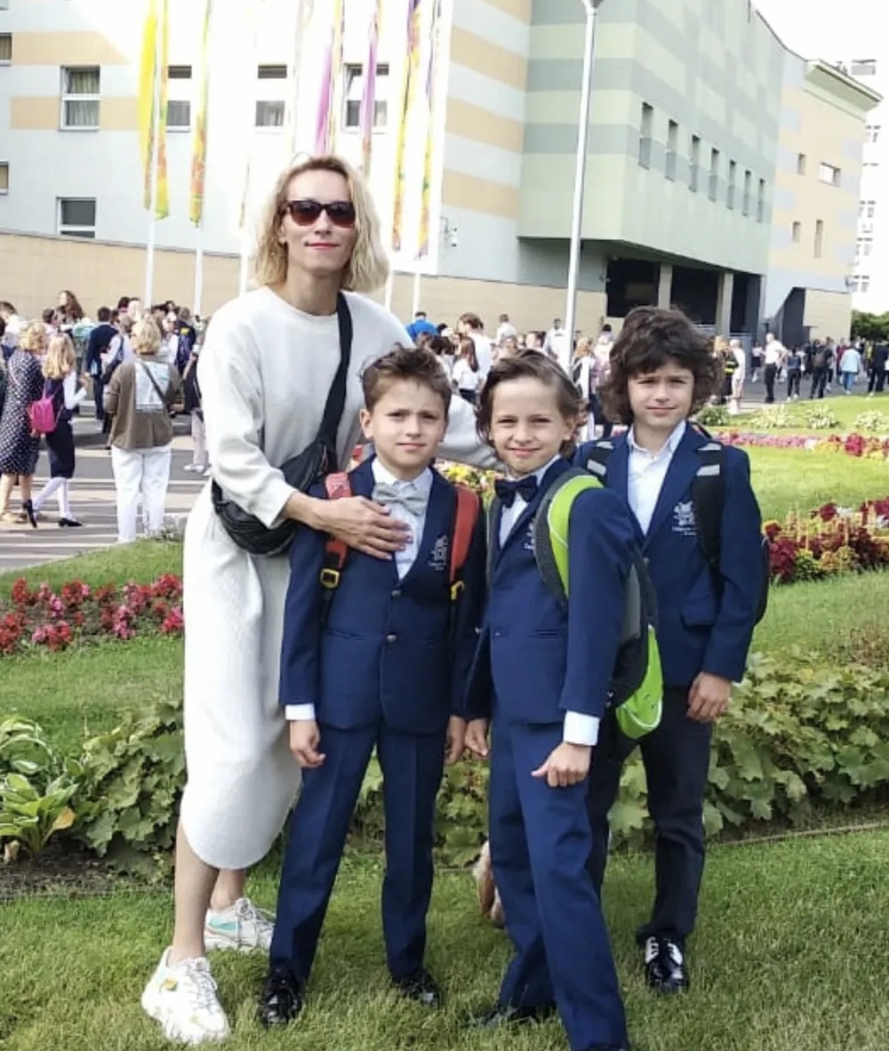 Мария Болтнева с сыновьями.