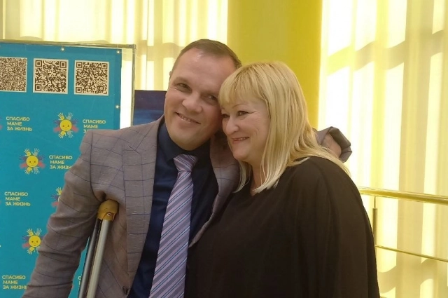 После страшной катастрофы жизнь Евгения круто поменялась - он не только стал художником, но и нашёл свою половину.