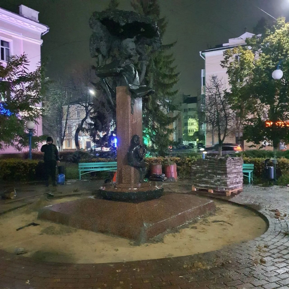 Работы по косметическому ремонту памятника.