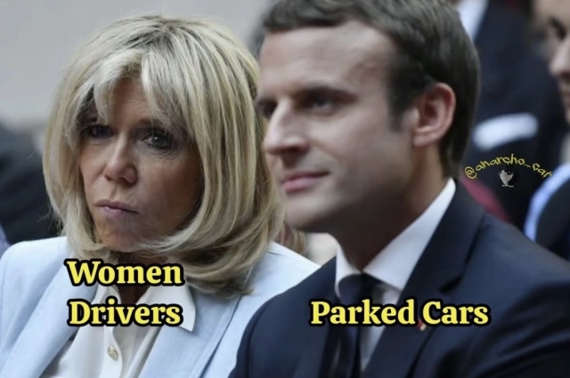 Женщина-водитель и припаркованное авто