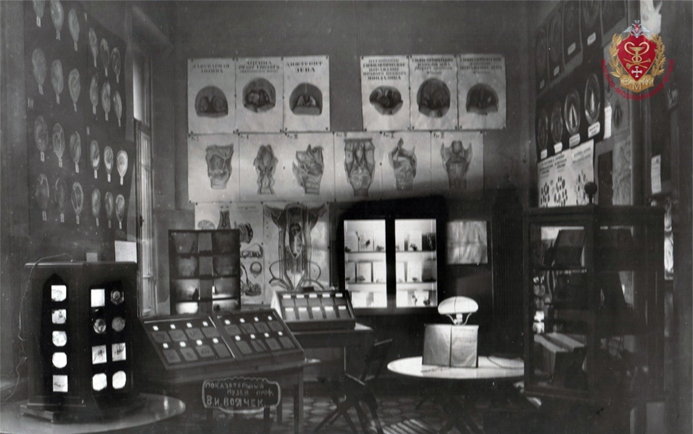 Интерьер учебно-показательного музея клиники В.И. Воячека, созданногоколлективом клиники под его непосредственным руководством.