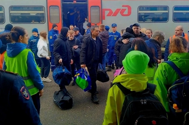 Прибывшие на вокзал пассажиры.