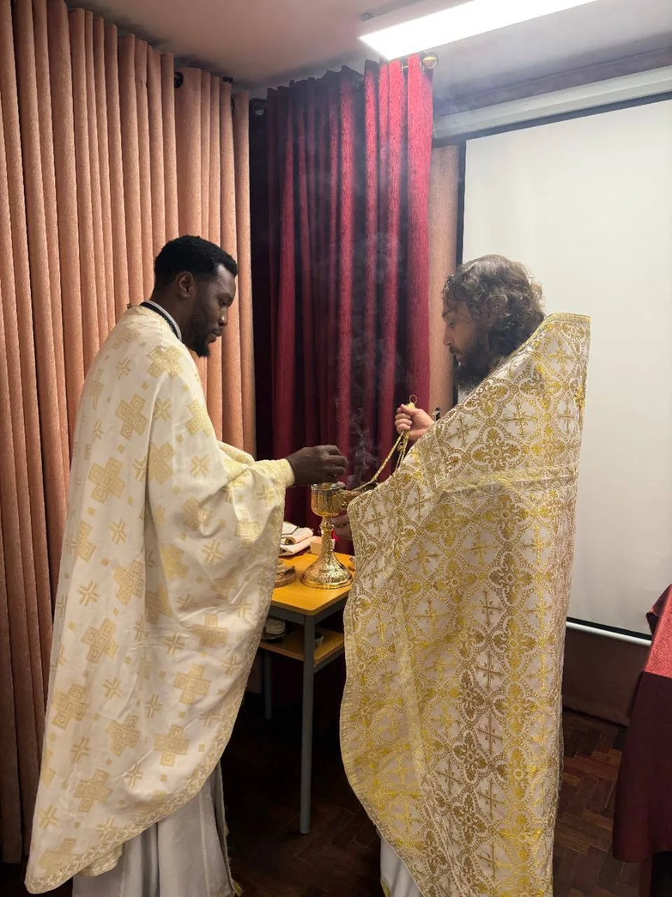 Священник Альвиан с отцом Христосом — единственным православным священнослужителем на территории Мозамбика.