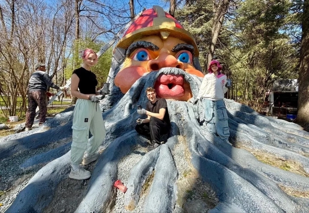 Студенты художественного училища расписали восстановленных героев Лукоморья.