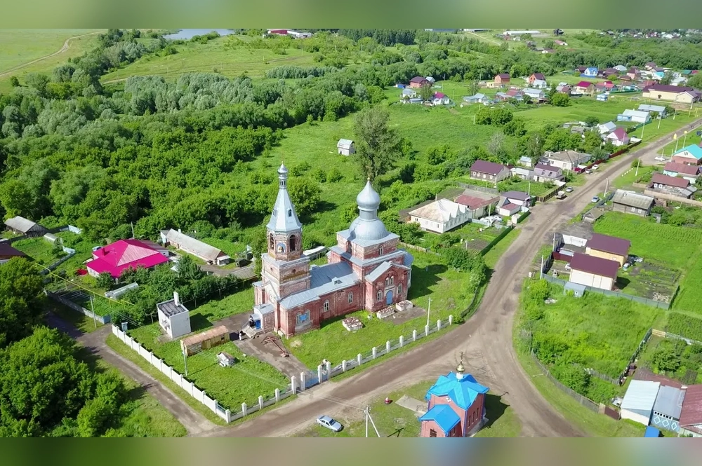 Женщина шла из села Богородское на работу.