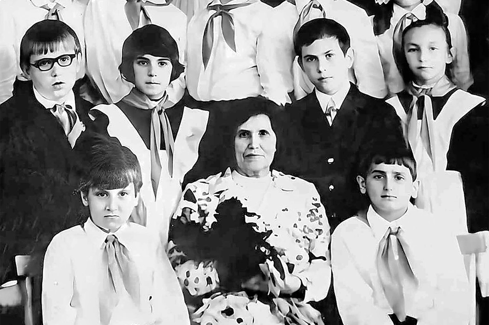 Лидия Васильевна Ефремова, бабушка по папиной линии, со своим классом.