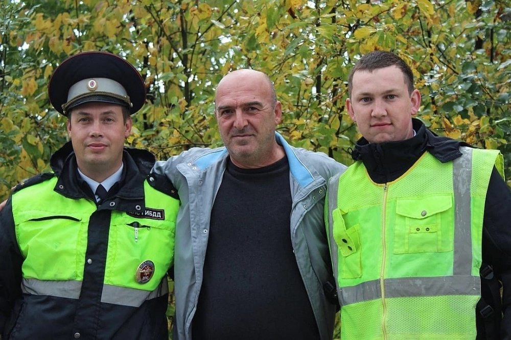 Сотрудники ГИБДД со спасенным Сергеем.